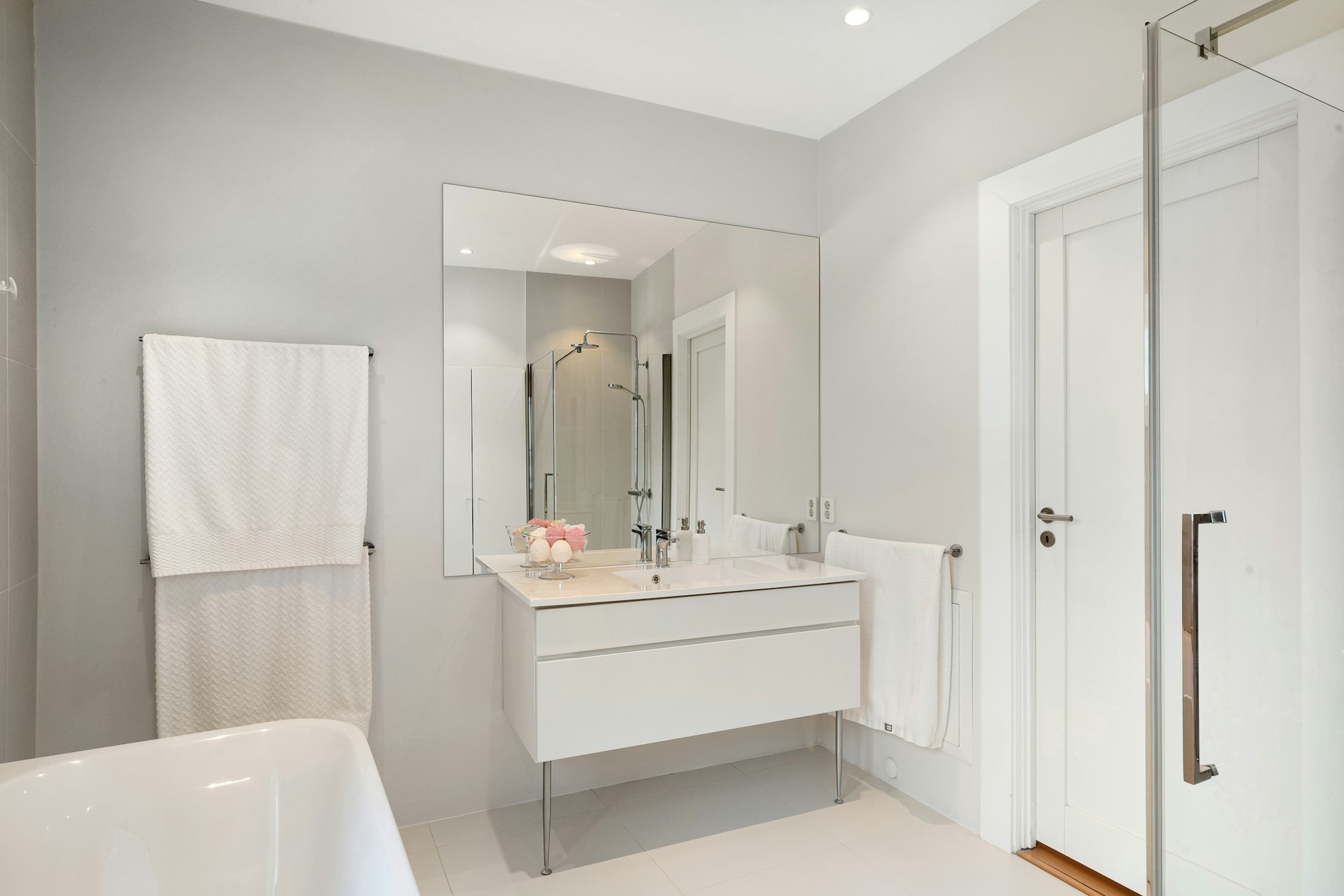 Refined bathroom interior